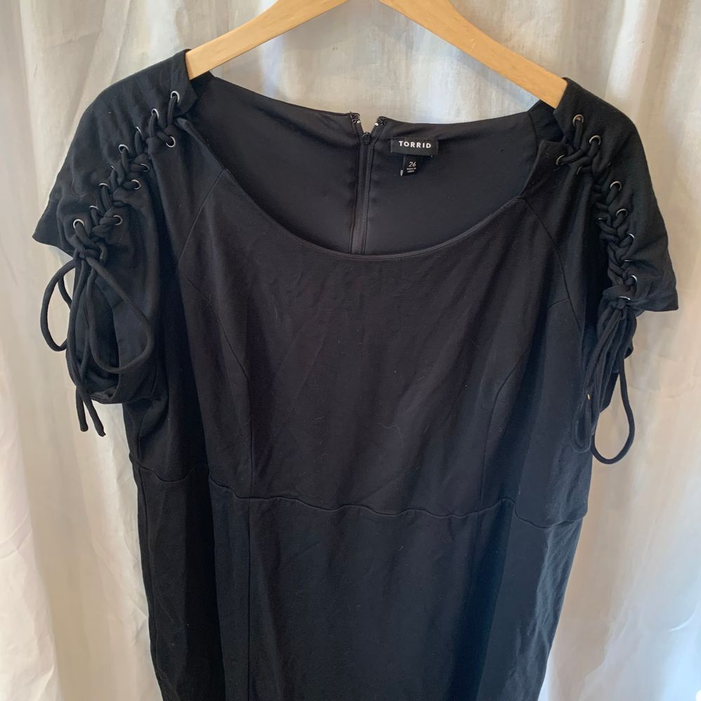 EUC Torrid Black Grommet and‎ Lacing Shoulder Zip Back Mini Dress Size 26 - Picture 3 of 11
